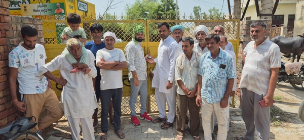 पैक्स पर ताला लगाकर प्रदर्शन करते हुए ग्रामीण।