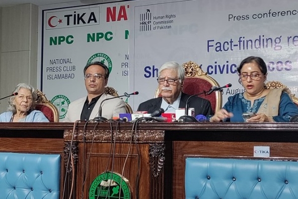 पाकिस्तान मानवाधिकार आयोग के अध्यक्ष असद इकबाल बट व अन्य इस्लामाबाद प्रेस क्लब में तथ्यान्वेषी मिशन की रिपोर्ट की जानकारी देते।