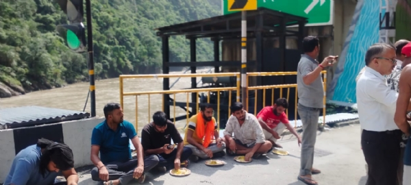 रोड़ बंद होने पर वाहन चालकों को खाना खिलाते हुए।