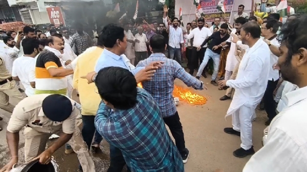 रायपुर रोड स्थित बिजली कार्यालय के सामने साय सरकार का पुतला फूंकते कांग्रेसी।
