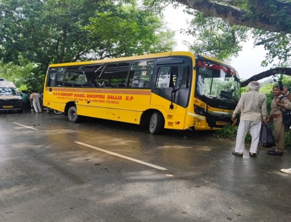 दुर्घटनाग्रस्त स्कूली बस, माैके पर पुलिस व अन्य।