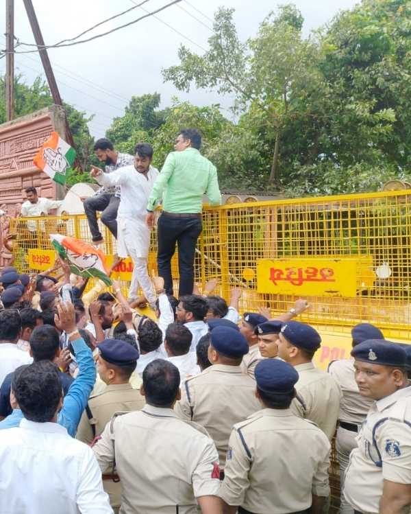 बेरिकेड पर चढ़कर प्रदर्शन करते हुए विधायक ओंकार साहू एवं एनएसयूआइ जिलाध्यक्ष राजा देवांगन।