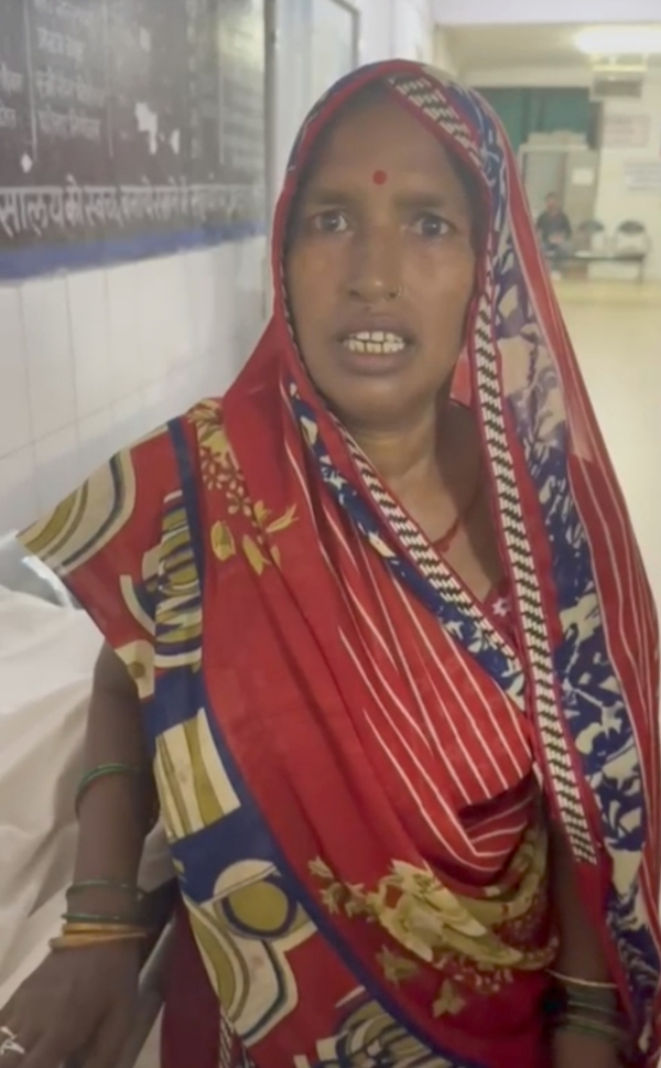 फोटो - घायलों को अस्पताल लेकर आई महिला