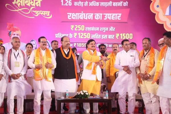 मुख्यमंत्री ने दिया लाड़ली बहनों को रक्षाबंधन का शगुन