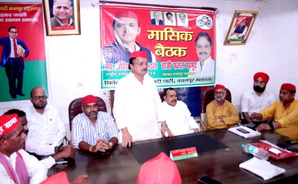 कानपुर में राष्ट्रीय एवं प्रांतीय पदाधिकारियो एवं पीडीए युवा टीम की मासिक बैठक को संबोधित करते अध्यक्ष हाजी फजल महमूद का छायाचित्र