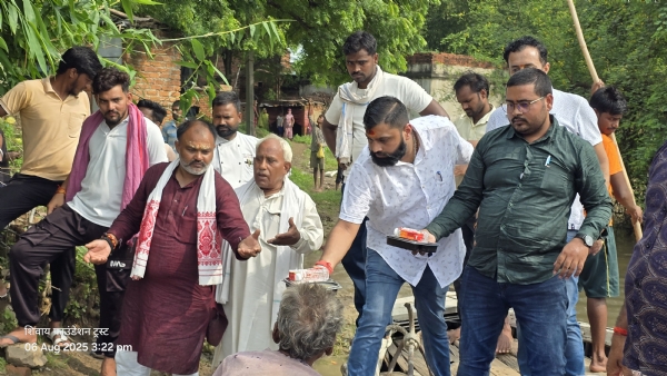 बाढ़ पीडितों को खाद्य सामग्री बांटती फाउंडेशन की टीम