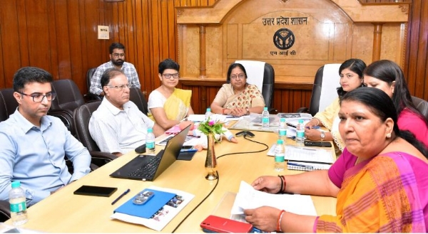 विभागीय अधिकारियों के साथ बैठी कैबिनेट मंत्री बेबी रानी मौर्य
