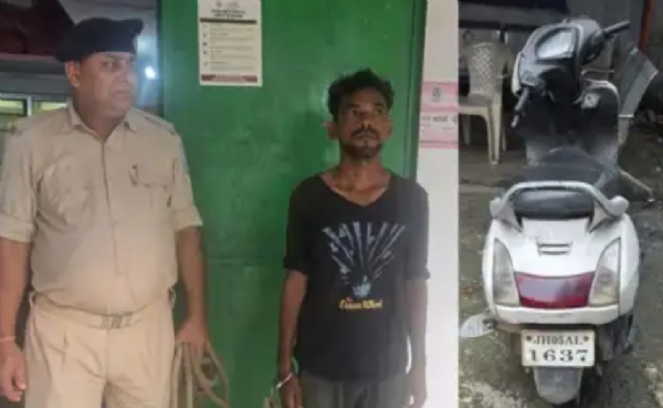 चोरी की स्कूटी के साथ आरोपी