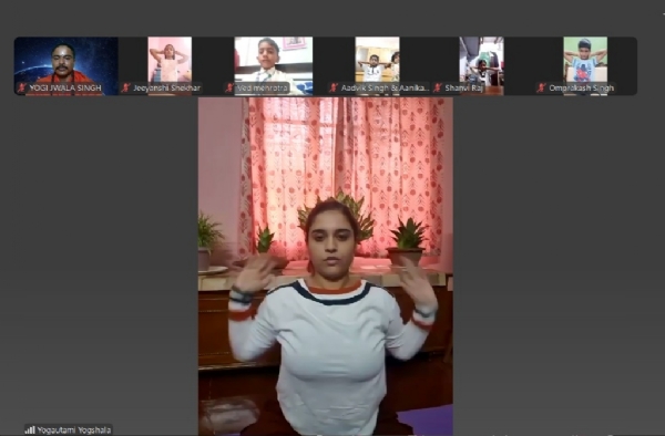 बाल योगियों को आनलाइन अभ्यास कराती पश्चिम बंगाल से गौतमी भट्टाचार्या ।