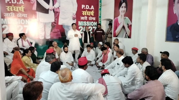 मसिक बैठक करते हुए सपाई
