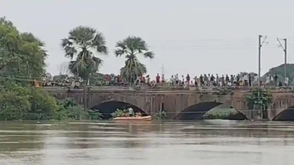 घटनासथल पर जमा लाेग