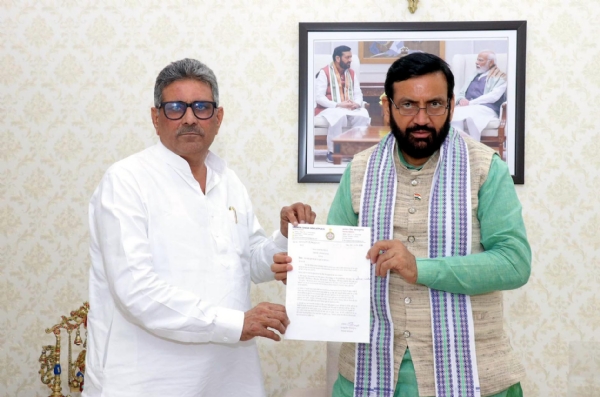 फतेहाबाद। सीएम को ज्ञापन सौंपते विधायक बलवान सिंह दौलतपुरिया।
