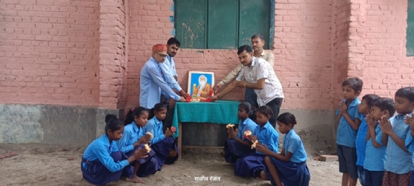 अररिया फोटो:स्कूली बच्चों के साथ श्रद्धांजलि