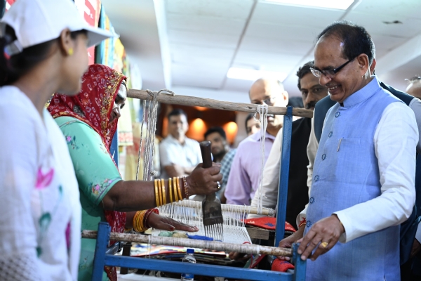 राष्ट्रीय हथकरघा दिवस के मौके पर हस्तकारों से बात करते हुए शिवराज सिंह चौहान