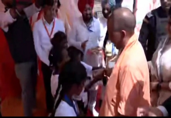 बच्चियों से राखी बंधवाते सीएम योगी