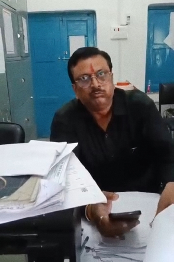 अररिया फोटो:कर्मचारी की वायरल तस्वीर