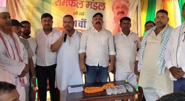 संबोधित करते अतिथि