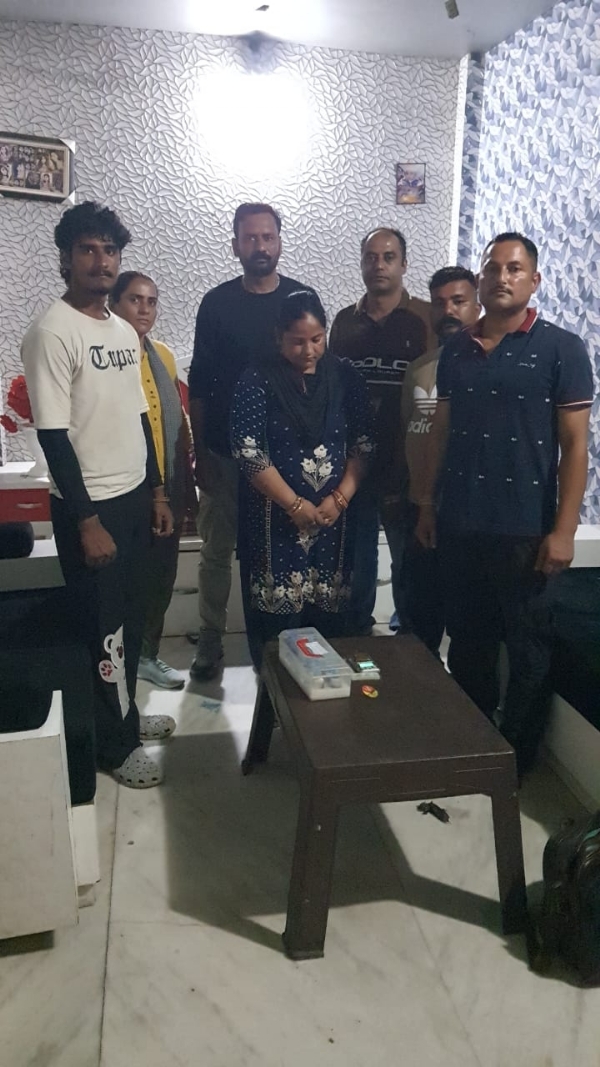 चिट्टे के साथ गिरफ्तार महिला नशा तस्कर।