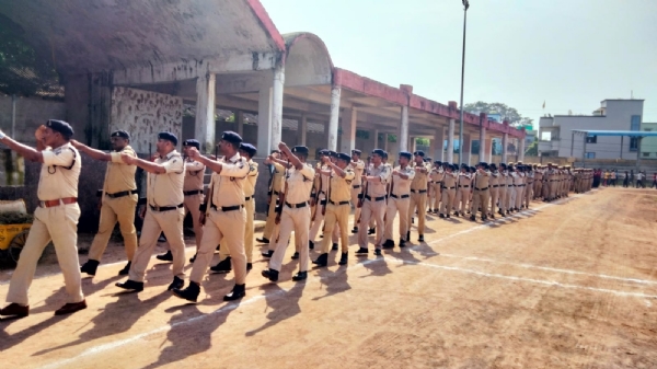 डा शोभाराम देवांगन शासकीय उमावि में मार्च पास्ट करते हुए पुलिस जवान।