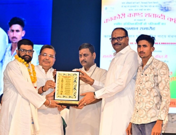 क्रान्तिकारियों के परिजनों को सम्मानित करते क्षेत्र प्रचारक अनिल व उप मुख्यमंत्री ब्रजेश पाठक
