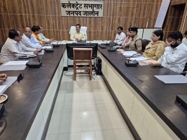 बैठक करते जिलाधिकारी