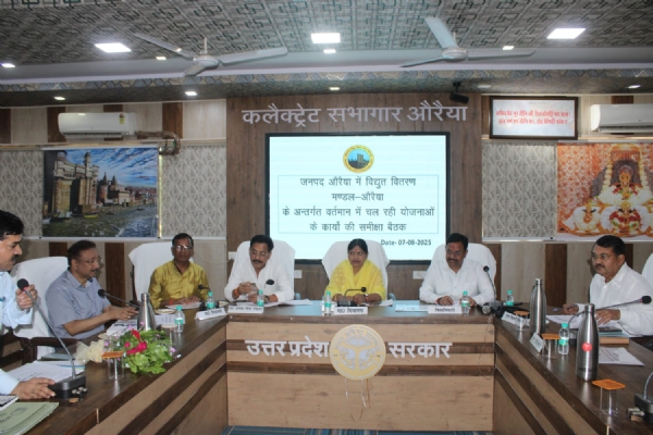 फोटो - समीक्षा बैठक  में  विधायिका में  अधिकारियों को दिए कड़े निर्देश