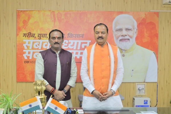 उप्र के उपमुख्यमंत्री केशव प्रसाद के लखनऊ स्थित कैम्प कार्यालय में पहुंचे प्रयागराज महानगर अध्यक्ष संजय गुप्ता का छाया चित्र