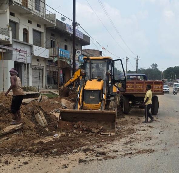 यातायात व्यवस्था को दुरूस्त करने के लिए सार्वजनिक नाली से हटाया गया अतिक्रमण