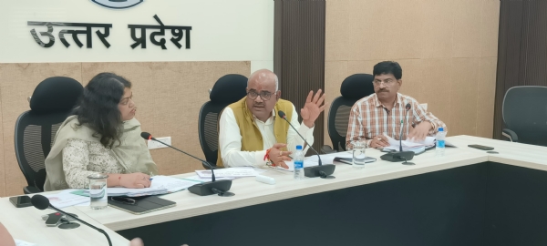 बैठक करती सीडीओ दीक्षा जैन साथ में जिलाधिकारी व सी एम ओ