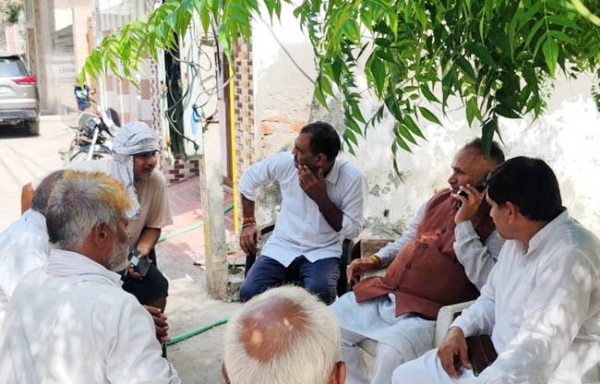 सोनीपत:  नगर निगम मेयर राजीव जैन पशुपालक से जानकारी लेते हुए