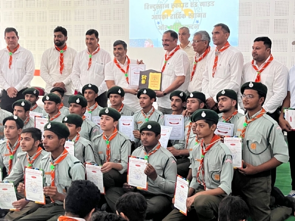 पानीपत के आर्य बाल भारती बब्लिक स्कूल में स्काउट्स को पुरस्कृत करते शिक्षा मंत्री महिपाल ढांडा साथ में प्रधान आर्य रणदीप कादियान।
