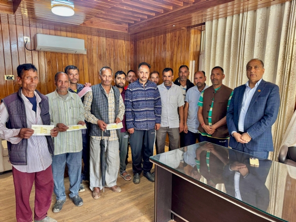 आपदा प्रभावितों से मिलते नेता प्रतिपक्ष।