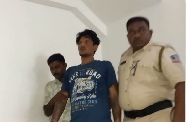 हमलावर को गिरफ्तार कर ले जाती पुलिस
