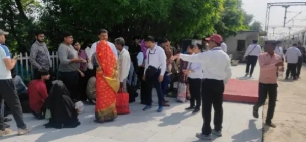 बिना टिकट यात्रियों को उतारते अधिकारी