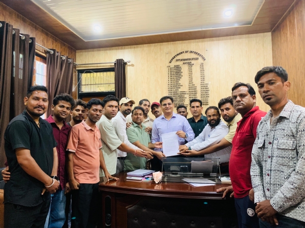 Artist Sanjha Manch submitted a memorandum to District Information Officer Kathua to promote local art