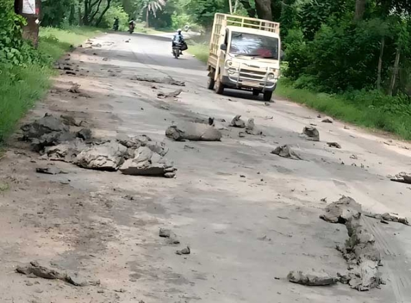 ट्रैक्टर चालकाें द्वारा खेतों की मिट्टी सड़कों पर गिरा रहे