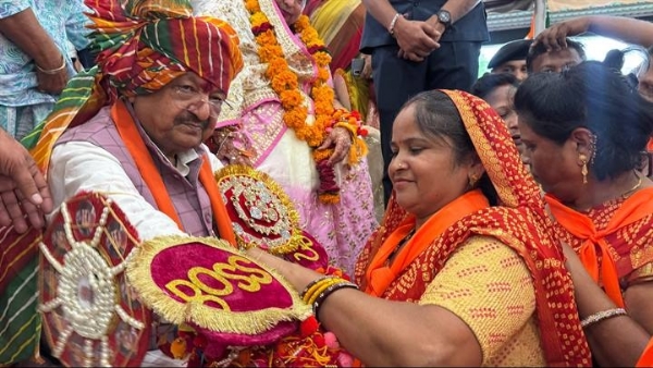 महिलाओं ने मंत्री विजयवर्गीय की कलाई पर बांधी राखी