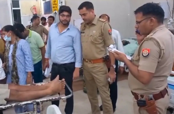 अस्पताल में घायल व पुलिस अस्पताल में घायल व पुलिस