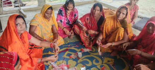राखियां बनाती समूह की महिलाएं