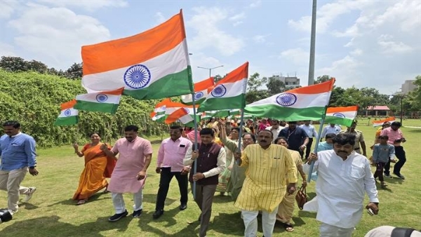सफाई मित्रों एवं स्व-सहायता समूह की बहनों के साथ तिरंगा यात्रा भी निकाली गई