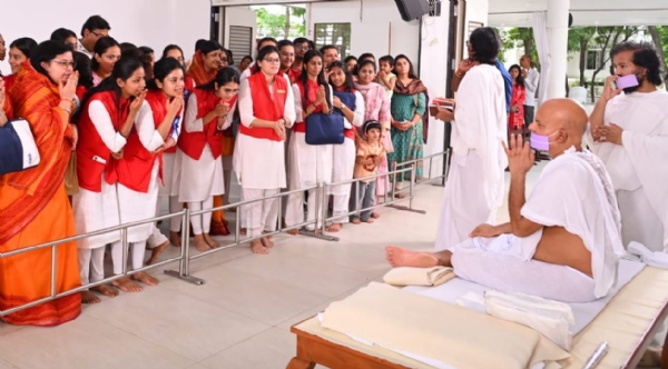 अररिया फोटो:कार्यक्रम में आचार्य श्री श्रमजीय महाराज