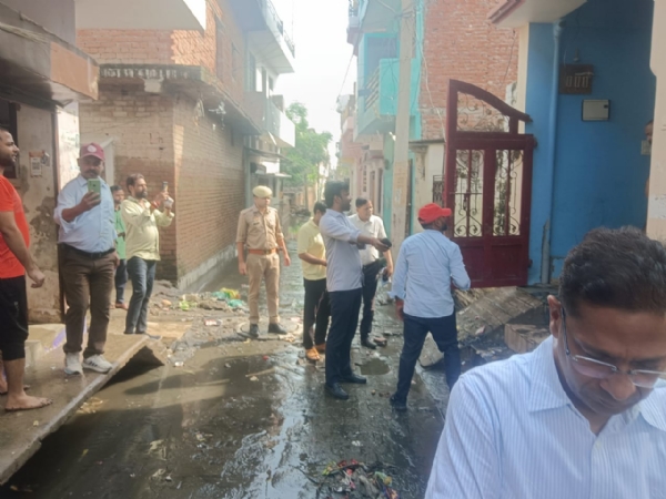 बाढ़ प्रभावित क्षेत्रों का निरीक्षण करते हुए प्रयागराज नगर आयुक्त सीलम साईं तेजा एवं अन्य कर्मचारियों का छाया चित्र