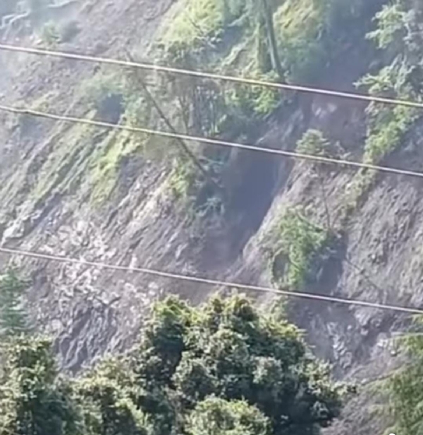 सेगली के नन्हणी जंगल में धंस रही पहाड़ी।