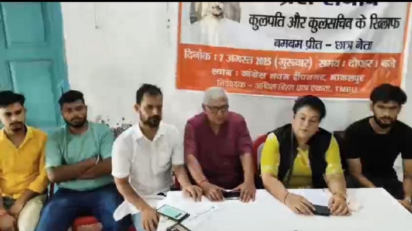प्रेस वार्ता में मौजूद लोग