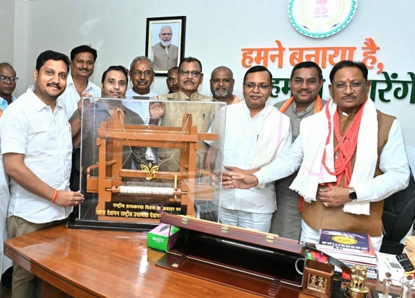 मुख्यमंत्री विष्णु देव साय से बुनकर समाज के प्रतिनिधिमंडल  मुलाकात कर   हथकरघा भेंट करते