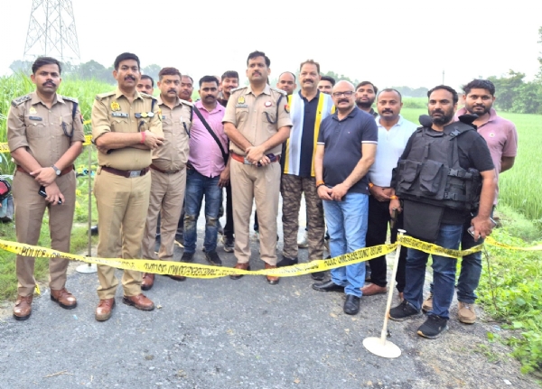 मुठभेड़ स्थल पर मौजूद एसटीएफ एवं सीतापुर पुलिस