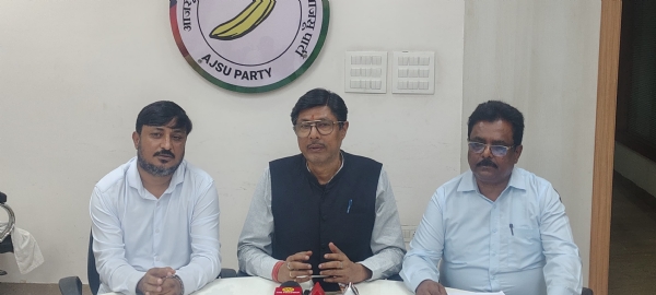 आजसू की प्रेस वार्ता में मौजूद नेता