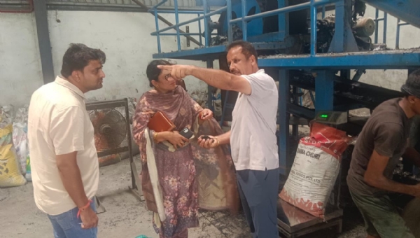 हाजमपुर स्थित रबड़ निर्माण फैक्ट्री में मशीनों की जांच करते अधिकारी।