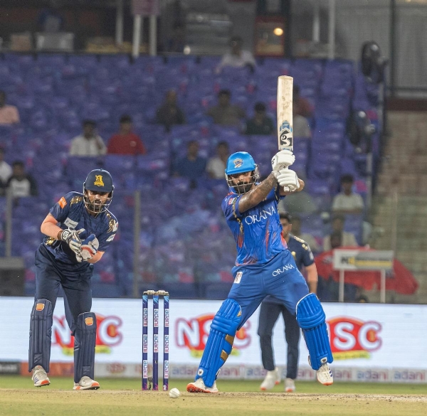 शॉट खेलते सार्थक रंजन शॉट खेलते सार्थक रंजन