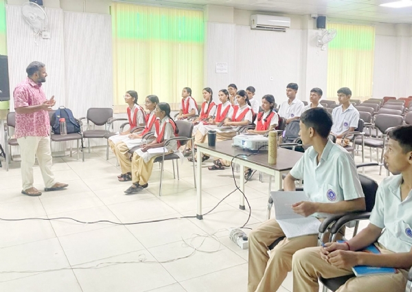 दून लाइब्रेरी एंड रिसर्च सेंटर में एक इंटरैक्टिव चर्चा